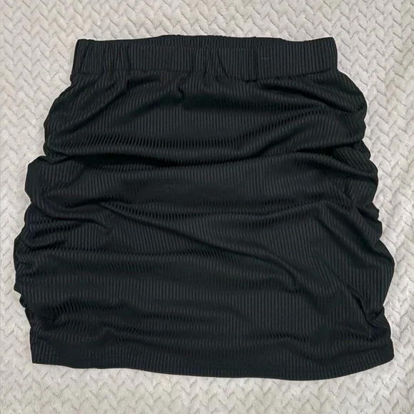 ROMWE Black Ribbed Ruched Mini Skirt - Picture 1 of 5